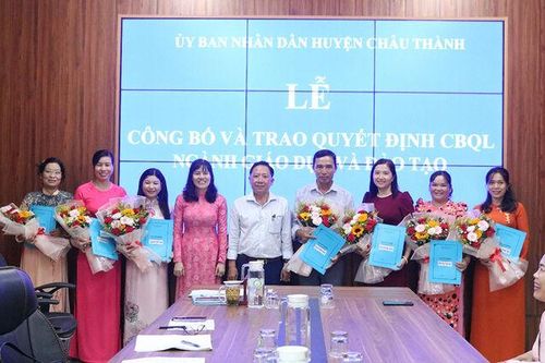 Châu Thành trao quyết định cán bộ quản lý ngành giáo dục và đào tạo