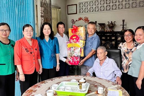 Lãnh đạo TP. Long Xuyên thăm, tặng quà gia đình chính sách, người có công với cách mạng