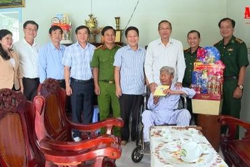 Phó Bí thư Thường trực Tỉnh ủy, Chủ tịch HĐND tỉnh An Giang Lê Văn Nưng thăm, tặng quà gia đình chính sách