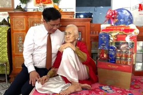 Chủ tịch UBND tỉnh An Giang thăm, tặng quà Mẹ Việt Nam Anh hùng và gia đình chính sách tiêu biểu
