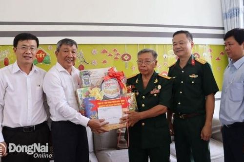 Phó bí thư thường trực Tỉnh ủy Hồ Thanh Sơn thăm, tặng quà người có công tại thành phố Biên Hòa