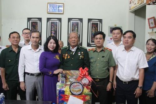 Thăm hỏi, tặng quà những gia đình có công với cách mạng ở thành phố Biên Hòa