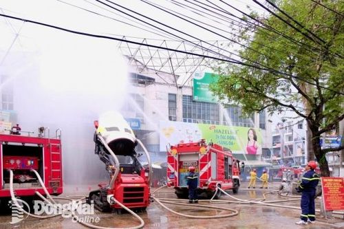 Huy động nhiều phương tiện chuyên dụng diễn tập chữa cháy chợ Biên Hòa
