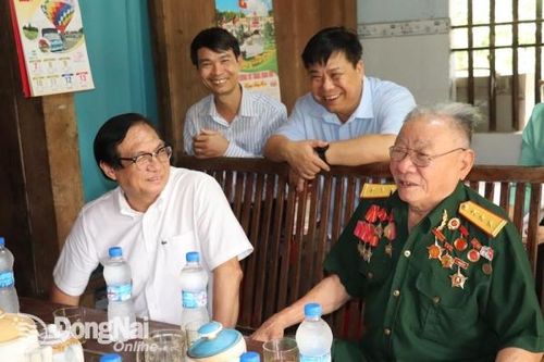 Phó chủ tịch UBND tỉnh Nguyễn Sơn Hùng thăm gia đình có công với cách mạng