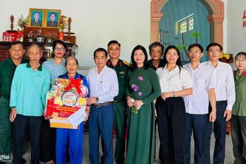 Chủ tịch HĐND tỉnh Thái Bảo thăm, tặng quà người có công ở huyện Xuân Lộc
