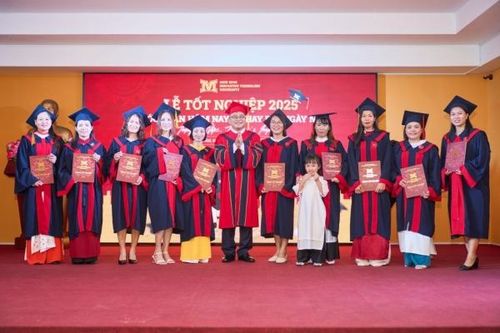 Trường đại học Công nghệ Miền Đông trao bằng tốt nghiệp đợt 1-2025