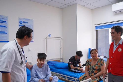 Thăm và hỗ trợ cho các nạn nhân bị tai nạn giao thông tại Chư Prông