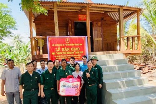 Bàn giao nhà 'Nghĩa tình đồng đội' cho hội viên cựu chiến binh nghèo xã Chư Ngọc