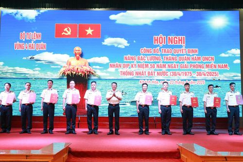 Vùng 4 Hải quân và các đơn vị trao quyết định nâng bậc lương, thăng quân hàm cho quân nhân chuyên nghiệp