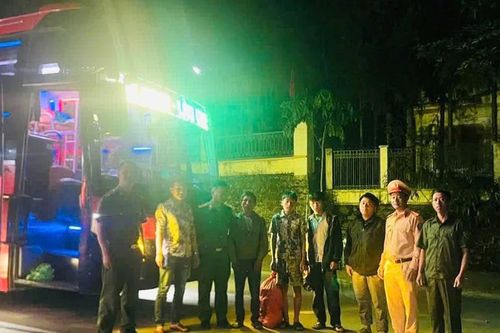 Bắc Hà: Phối hợp đưa hai cháu nhỏ đi làm thuê về gia đình