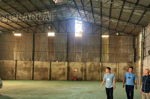 Người dân lo lắng kho hàng chứa hóa chất sát khu dân cư