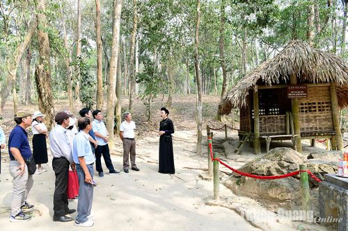 Đoàn công tác Hội Nhà báo tỉnh Quảng Ngãi thăm Khu di tích Quốc gia đặc biệt Tân Trào