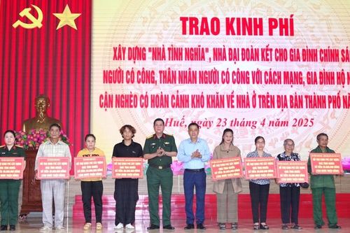 Trao kinh phí hỗ trợ xây dựng 18 nhà tình nghĩa, nhà Đại đoàn kết