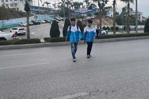 Quảng Ninh: Phớt lờ tử thần rình rập, vô tư trèo dải phân cách trên quốc lộ 18