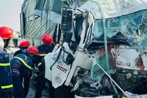 Hai xe tải đối đầu làm 2 người tử vong trên cao tốc Mai Sơn - QL45 có còn hạn đăng kiểm?