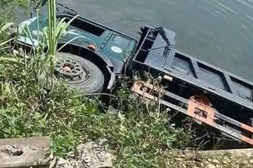 Khoảnh khắc xe tải bất ngờ đâm gãy lan can cầu rồi rơi xuống sông