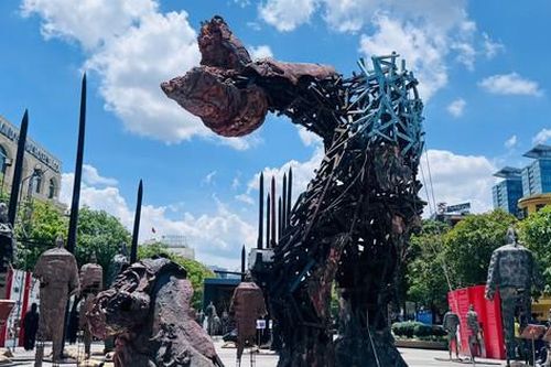 Ấn tượng triển lãm điêu khắc 'Từ chiến thắng Bạch Đằng đến Đại thắng 30/4/1975'
