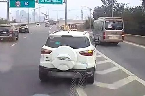 Ô tô con rẽ ẩu cắt vạch xương cá, suýt gây tai nạn