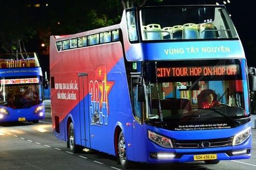 Xe buýt TP.HCM đồng loạt treo cờ Tổ quốc chào mừng đại lễ 30/4