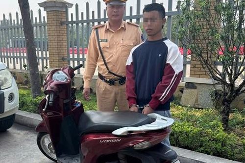 Thiếu niên 15 tuổi trộm xe máy bị CSGT bắt giữ vì đi vào đường cao tốc