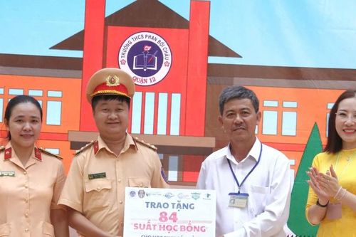 Cục CSGT phía Nam 'tiếp sức đến trường' 84 học sinh có hoàn cảnh khó khăn