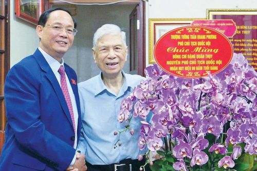 Phó Chủ tịch Quốc hội, Thượng tướng Trần Quang Phương chúc mừng nguyên Phó Chủ tịch Quốc hội Đặng Quân Thụy nhận Huy hiệu 80 năm tuổi Đảng