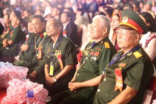 Tặng quà cho người có công với cách mạng nhân kỷ niệm 50 năm thống nhất đất nước
