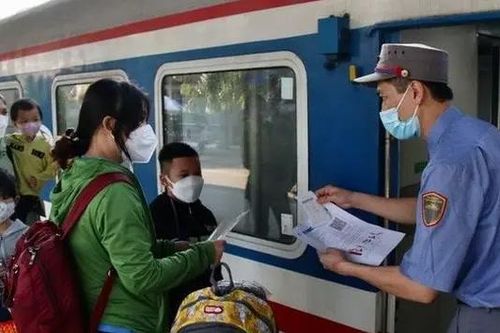 Tàu xe 'cháy vé' dịp nghỉ lễ 30/4 - 1/5