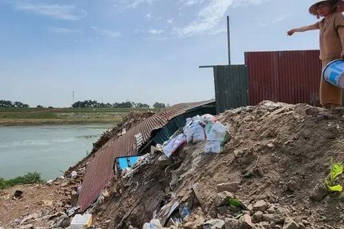 Sạt lở đê Đuống de dọa cuộc sống của người dân