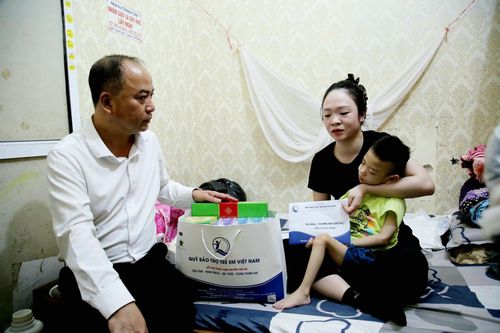 Tặng quà trẻ em có hoàn cảnh đặc biệt khó khăn tỉnh Quảng Ninh