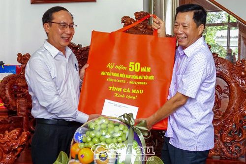 Lãnh đạo tỉnh thăm, chúc mừng cán bộ hưu trí nhân dịp 30/4
