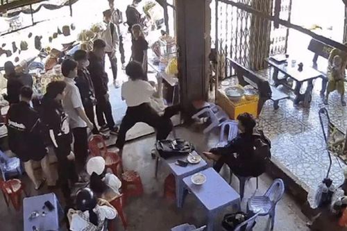 Nữ sinh túm tóc, đánh bạn ngã ngửa tại quán ăn ở Bình Định: Hiệu trưởng nói gì?