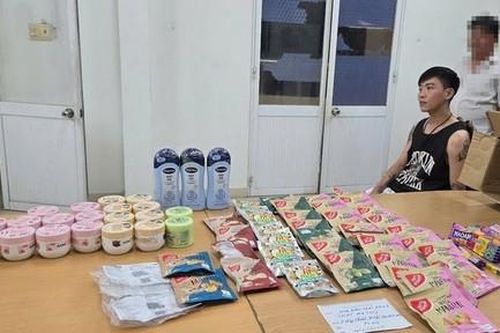 Nam hành khách giấu trong người cả ký kim loại nghi vàng lậu
