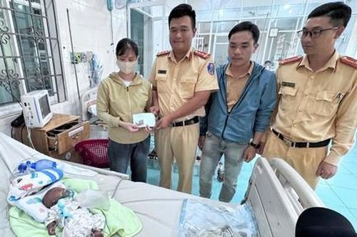 Cháu bé 4 tháng tuổi nguy kịch được CSGT đưa đến bệnh viện cấp cứu kịp thời