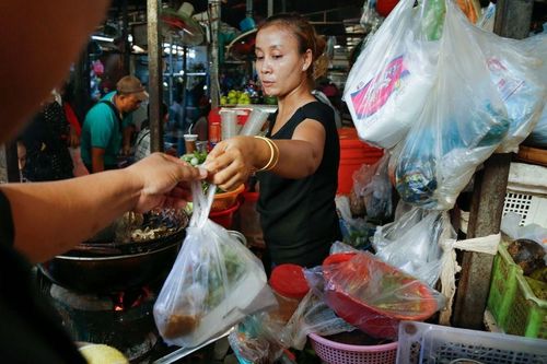 7 túi nylon trong một suất bún chả 35 nghìn đồng