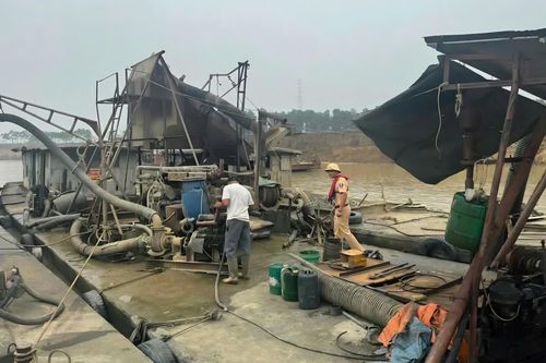 Bắc Giang: Phạt gần 70 triệu đồng, tạm giữ 3 tàu hút cát trái phép trên sông Cầu