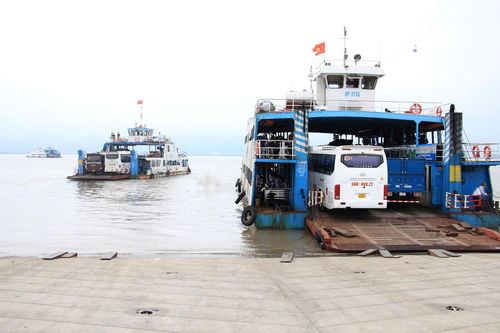 Tạm dừng xe ô tô con, xe ôtô tải qua phà Đồng Bài sang đảo Cát Bà