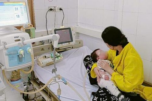 Bé 7 tháng tuổi ở Quảng Ninh suy hô hấp do bệnh sởi biến chứng nặng