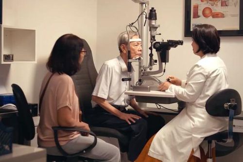 Thầy giáo U70 sáng mắt nhờ được ghép giác mạc thành công tại Bệnh viện FV