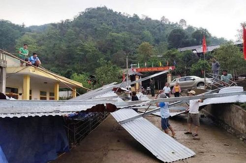 Lốc lớn thổi bay mái của một ngôi trường ở vùng biên Nghệ An
