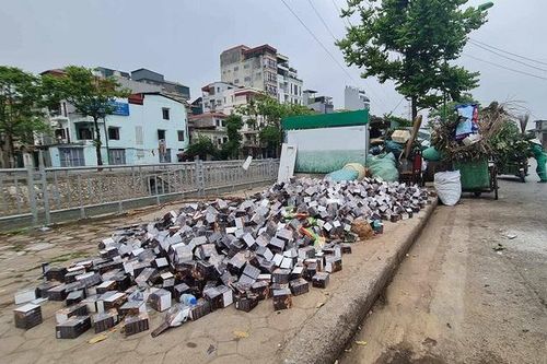 Thủ phạm đổ hàng nghìn hộp thực phẩm bảo vệ sức khỏe ra đường có thể bị xử phạt thế nào?