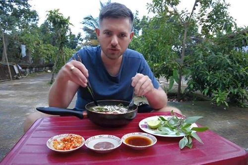 Đầu bếp Mỹ ở lại Việt Nam gần 2 thập kỷ chỉ sau một tô bún bò Huế