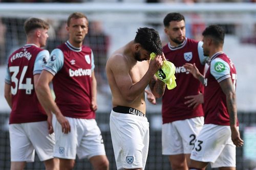 Đội Premier League rao bán cả đội hình
