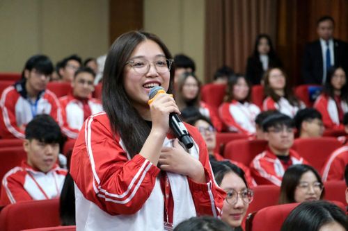 Loạt đại học cấm sinh viên mặc váy ngắn, áo trễ cổ, đồ xuyên thấu