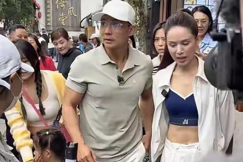 Lý Nhược Đồng khoe eo trên phố