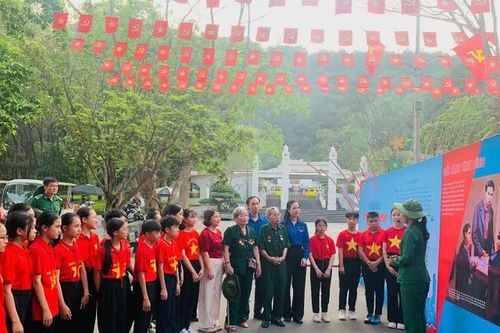 Hà Tĩnh: du khách mọi miền tri ân các anh hùng liệt sĩ tại Ngã ba Đồng Lộc