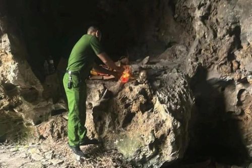 Phát hiện nhiều bộ hài cốt trong hang đá