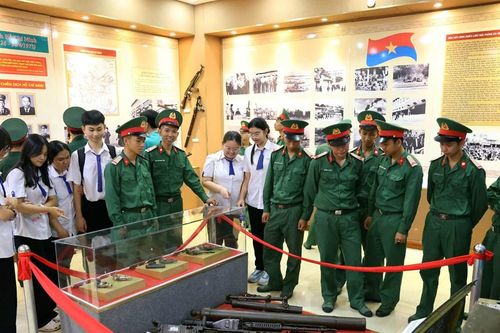 Khai mạc triển lãm '50 năm vang mãi bản hùng ca toàn thắng'