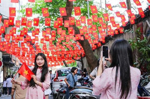 Hà Nội rực rỡ sắc màu, hồi tưởng lại những ngày tháng lịch sử