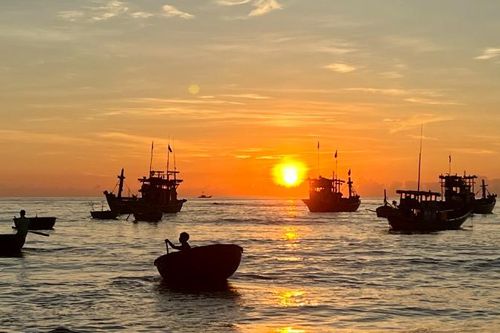 Phát huy vai trò đảng viên ở vùng biển